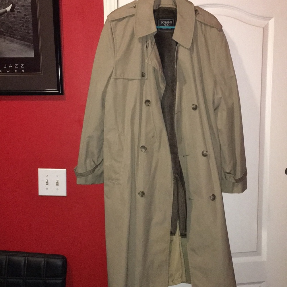 Botany 500 trench coat, belt is missing